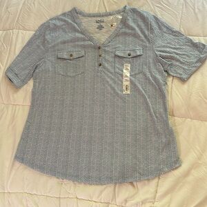 LEAVING CLOSET! NWT- Croft & Barrow wms size XL SHIRT. Lt BLUE & WHITE PATTERN.